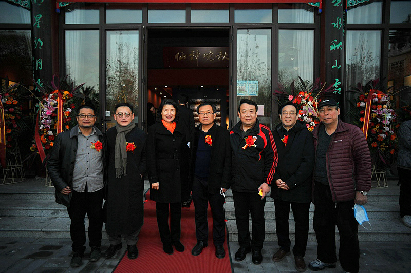 左起：闫勇、孙飞、万镜明、杨惠东、王卫平、陈钢、郭凤祥在展览现场。
