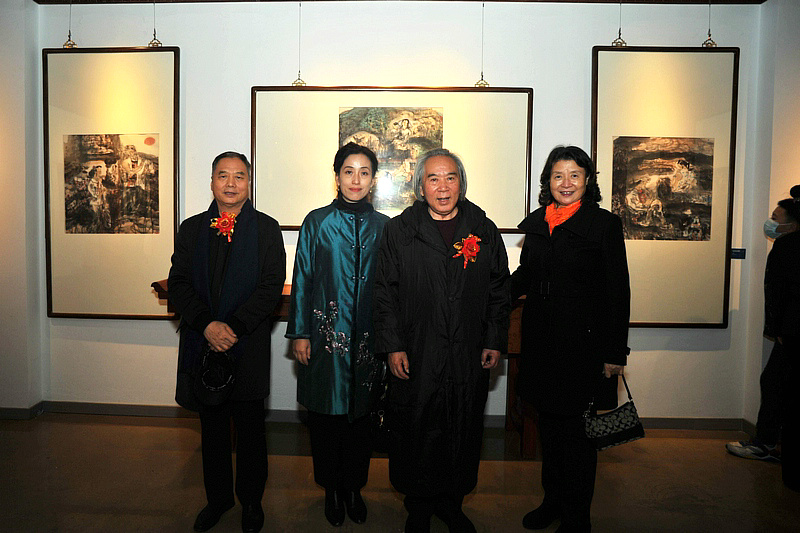 左起：邢立宏、赵颖、霍春阳、万镜明在展览现场。