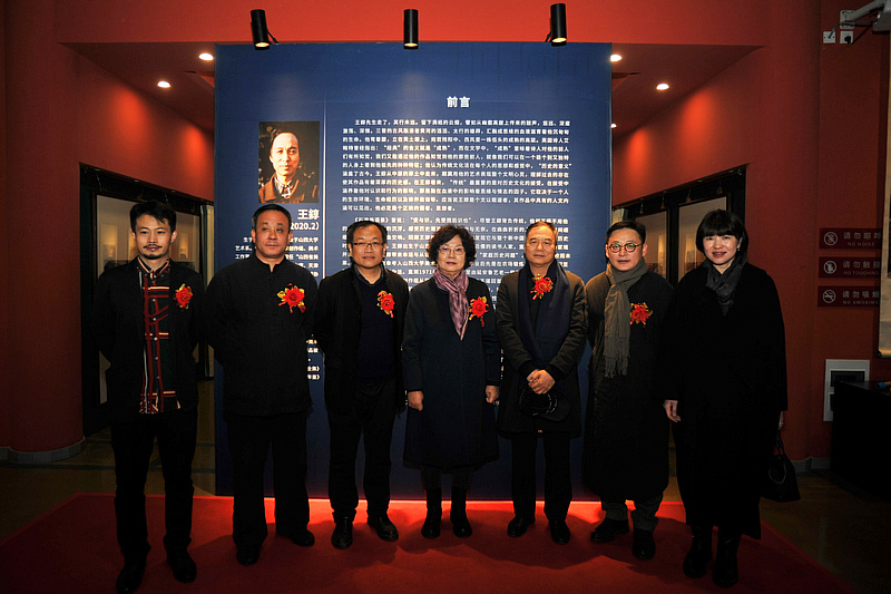 左起：张大玮、刘建洞、杨惠东、张兰英、邢立宏、孙飞、董颖在展览现场。