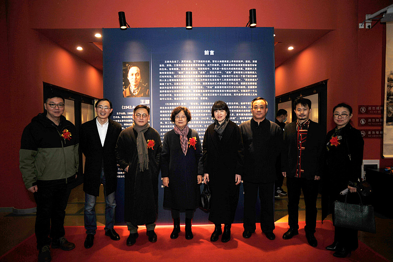 左起：王秋堤、李传凤、孙飞、张兰英、董颖、刘建洞、张大玮、刘洪蕾在展览现场。