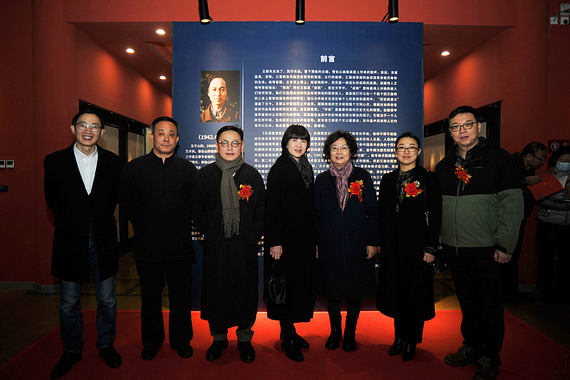 左起：李传凤、刘建洞、孙飞、董颖、张兰英、刘洪蕾、王秋堤在展览现场。