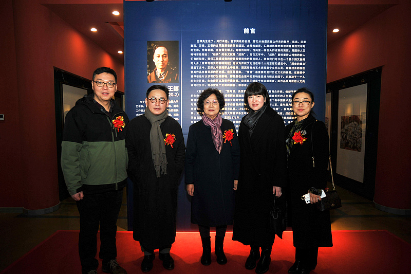 左起：王秋堤、孙飞、张兰英、董颖、刘洪蕾在展览现场。
