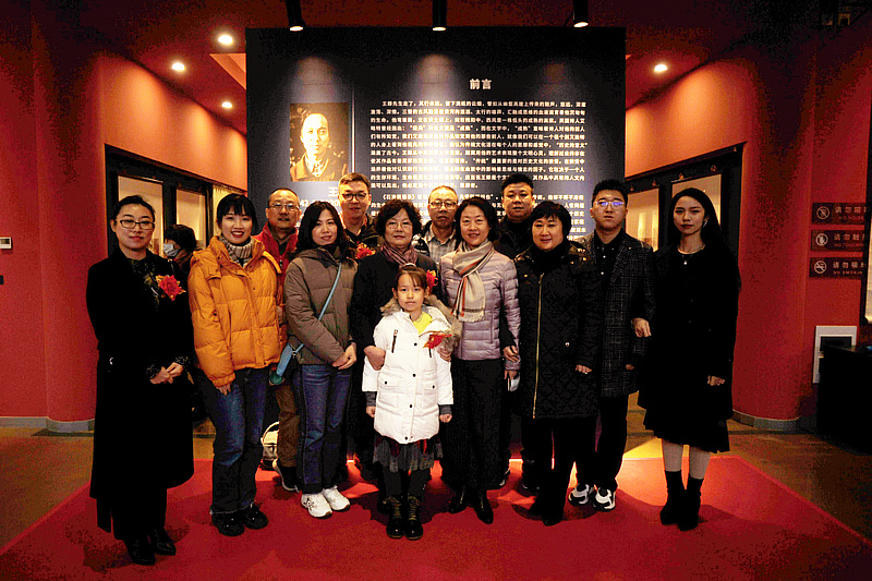 张兰英与亲朋好友在展览现场。