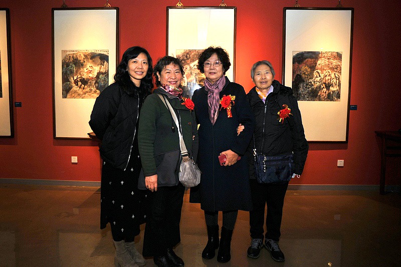 李洁、宋兰芬、张兰英、王艳欣在展览现场。