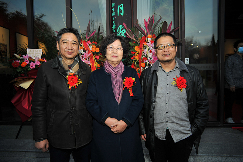 左起：王爱宗、张兰英、闫勇在展览现场。