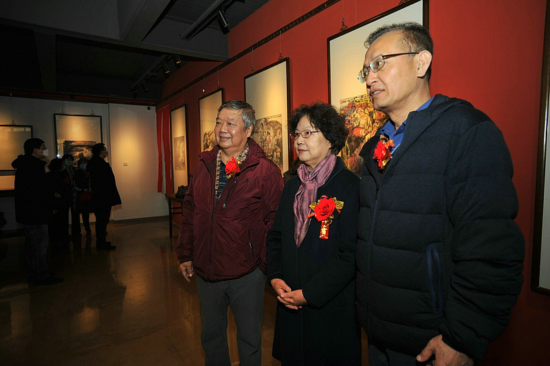 张兰英与观众在展览现场。