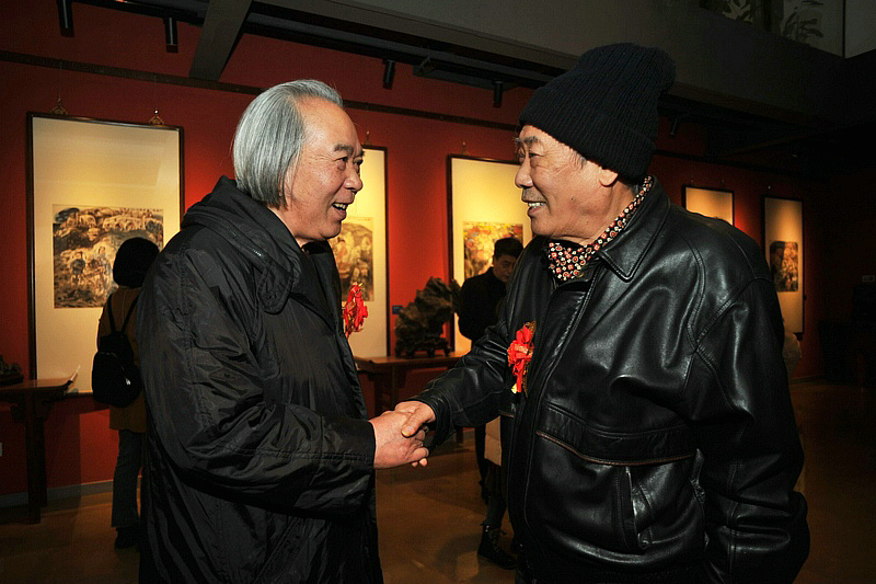 霍春阳、王峰在展览现场交流。