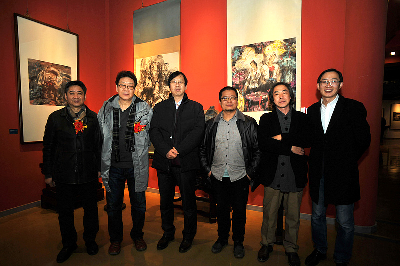 左起：王爱宗、晏平、路洪明、闫勇、樊杰颖、李传凤在展览现场交流。