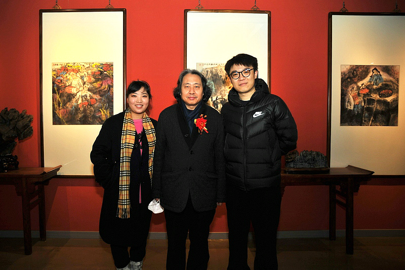 贾广健与观众在展览现场。