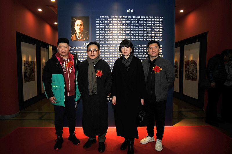 左起：贾晓蒙、孙飞、董颖、王彤庆在展览现场。