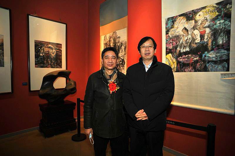 左起：王爱宗、路洪明在展览现场。