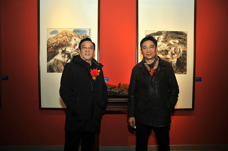 左起：陈钢、王爱宗在展览现场。