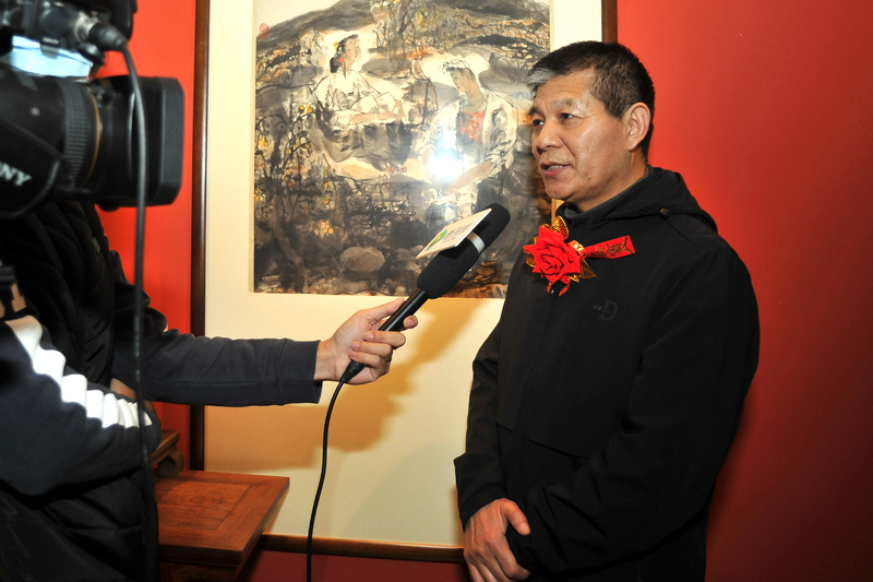范扬在展览现场接受媒体采访。