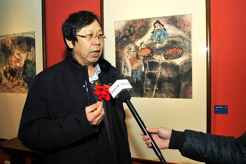 路洪明在展览现场接受媒体采访。