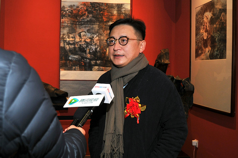 孙飞在展览现场接受媒体采访。