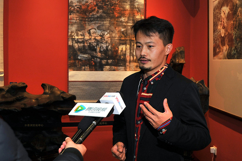 张大玮在展览现场接受媒体采访。