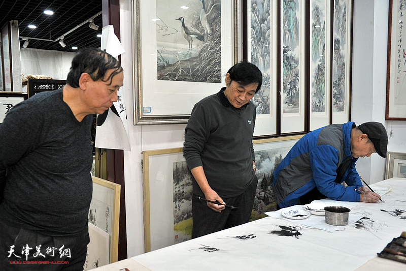 琚俊雄、尚金声、郭凤祥在创作《欢跃额吉纳》现场。