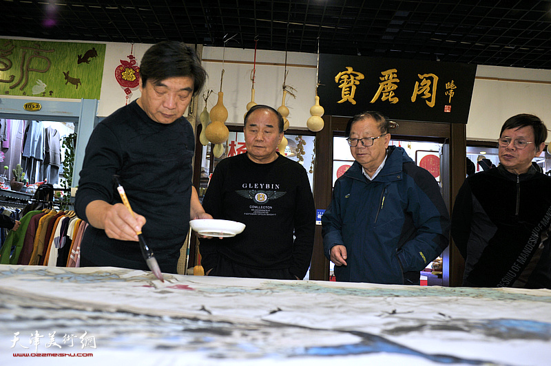 陈启智、李建华、李根友、翟鸿涛在创作《春韵图》现场。