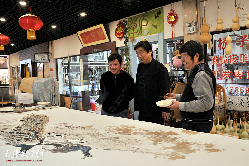 王惠民、李根友、翟鸿涛在创作《春韵图》现场。