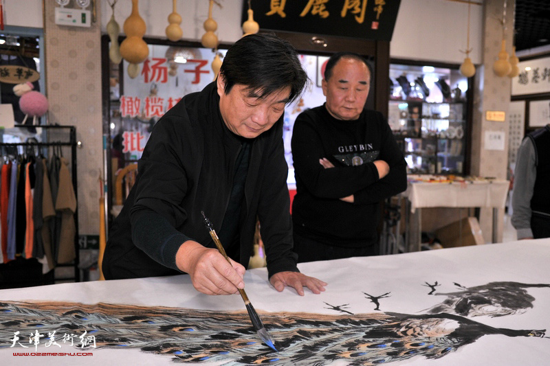 刘士忠、翟鸿涛在创作《春韵图》现场。