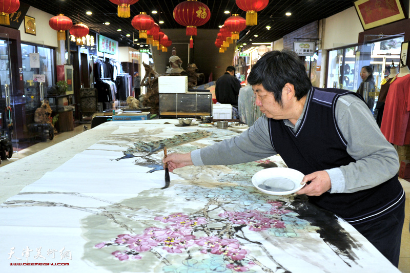 王惠民在创作《春韵图》现场。