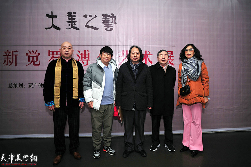 贾广健院长与溥佐先生亲属在画展现场。左起：恒鑫、毓岳、贾广健、毓峋、张超。