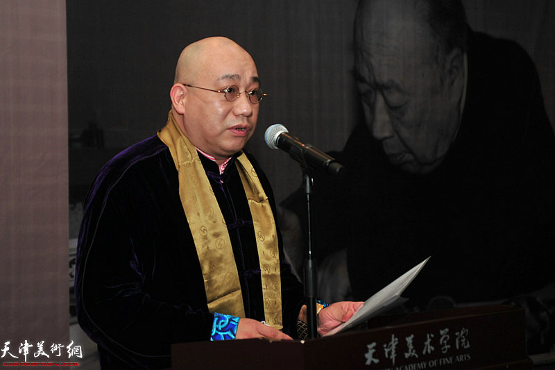 溥佐先生长孙爱新觉罗·恒鑫先生代表家属致辞。
