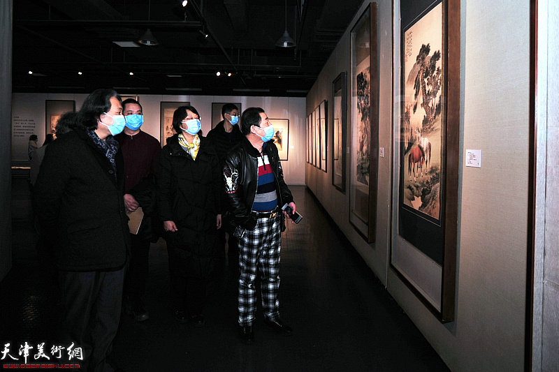 孙杰、贾广健、毓震峰观看展出的溥佐先生作品。