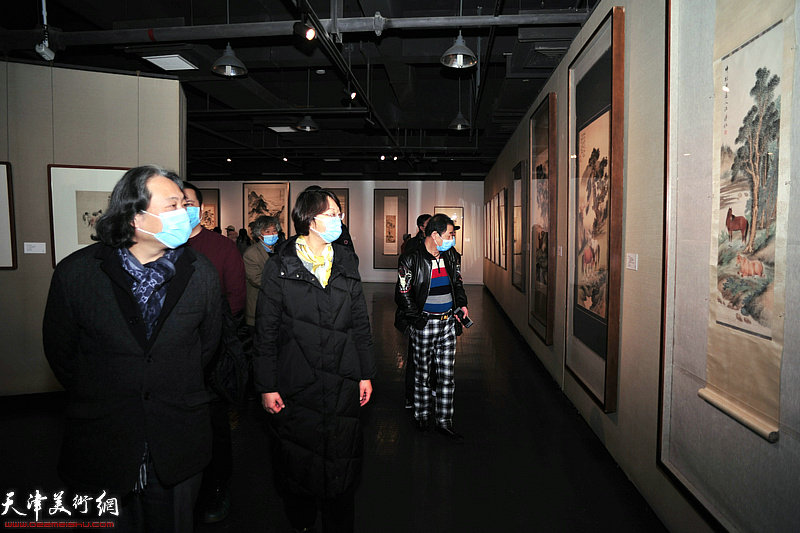 孙杰、贾广健观看展出的溥佐先生作品。