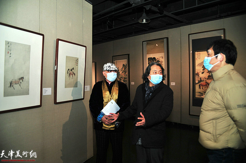 贾广健、王伟毅、恒鑫观看展出的溥佐先生作品。
