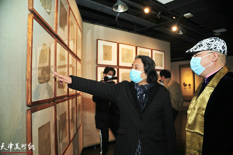 贾广健、恒鑫观看展出的溥佐先生作品。