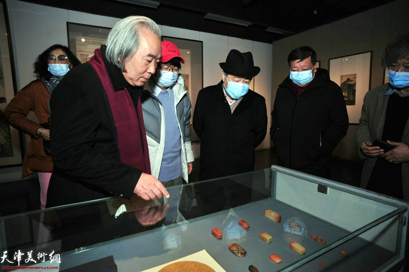 霍春阳、毓峋、毓岳、刘长盛观看展出的溥佐先生作品。