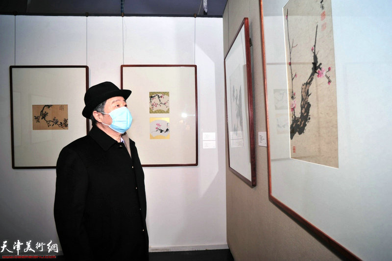 毓峋先生观看展出的溥佐先生作品。