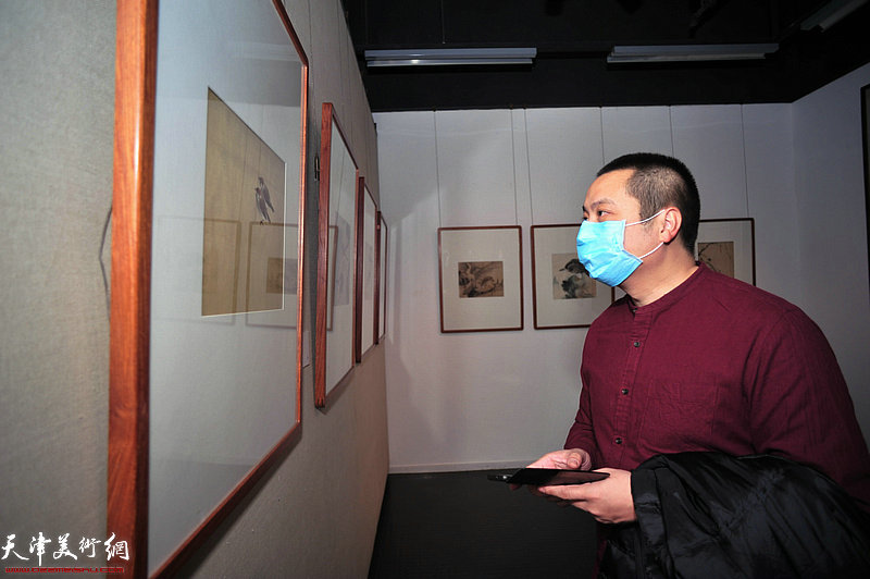 姚丽彬观看展出的溥佐先生作品。