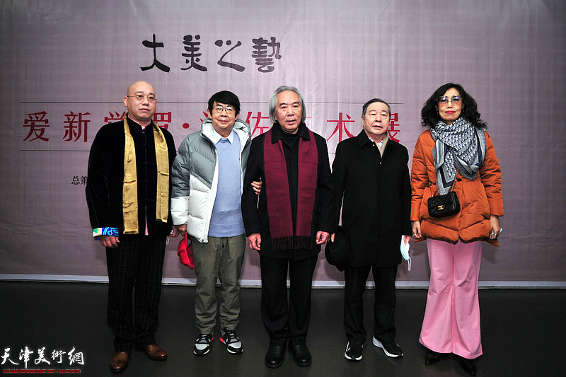 霍春阳先生与溥佐先生亲属在画展现场。左起：恒鑫、毓岳、霍春阳、毓峋、张超。