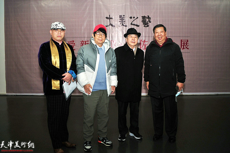 左起：恒鑫、毓岳、毓峋、刘长盛在画展现场。