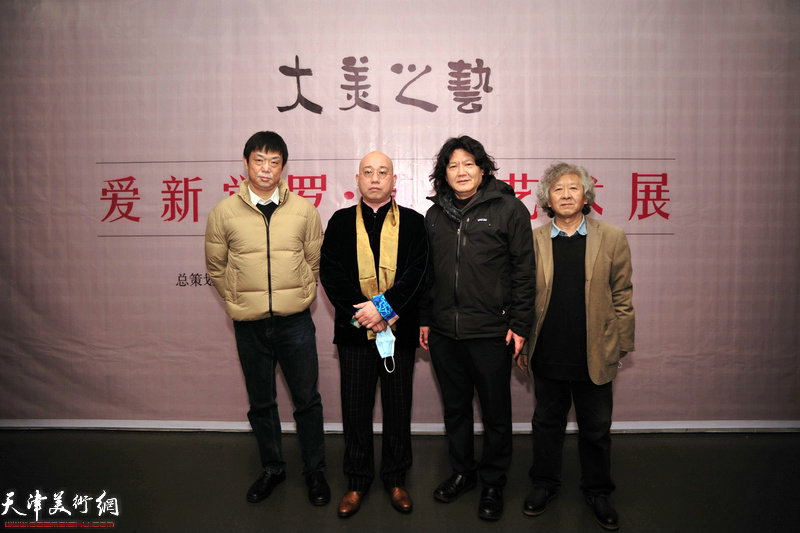 左起：王伟毅、恒鑫、曹敬钢、刘向东在画展现场。