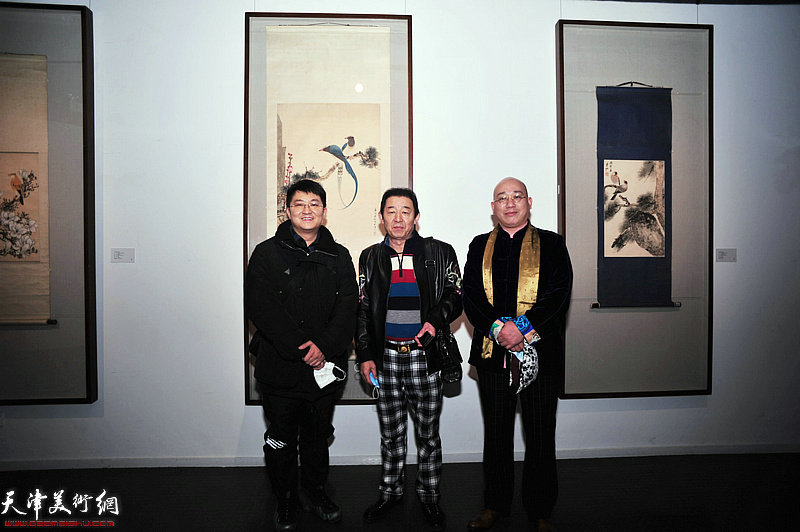 左起：伯骧、毓震峰、恒鑫在画展现场。