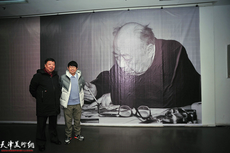 毓岳、刘长盛在画展现场。