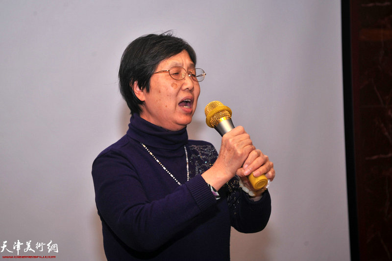 栾文娟先生在雅集活动上演唱。