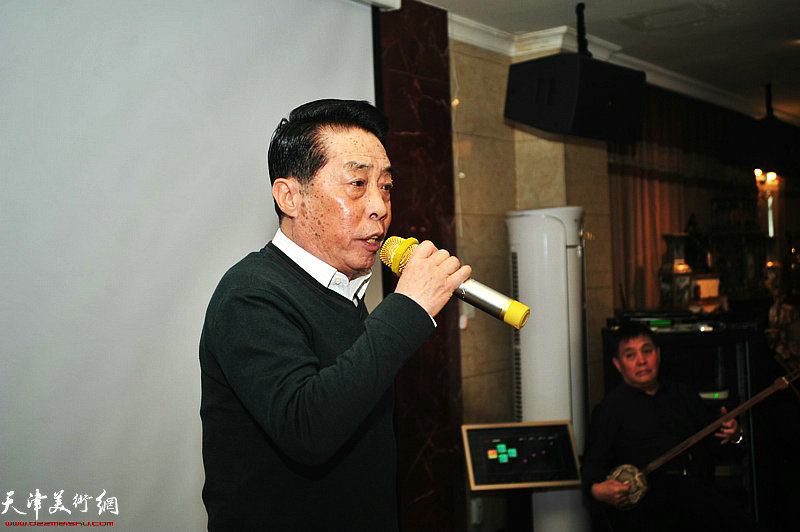 郑永盛先生在雅集活动上演唱。