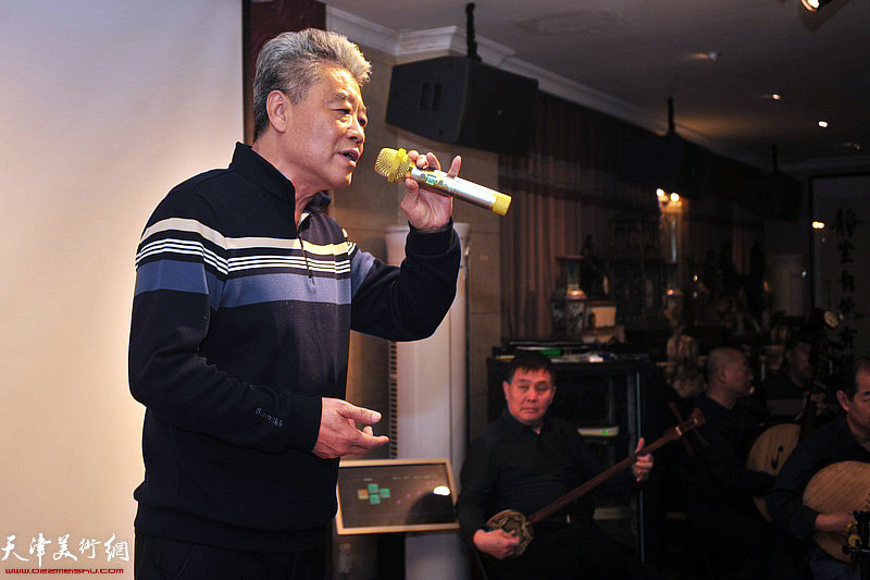 董其克先生在雅集活动上演唱。