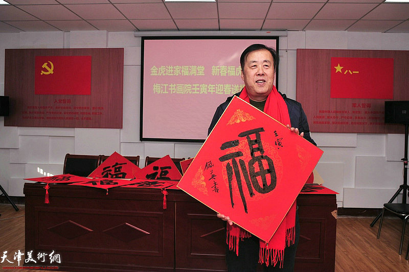 邵佩英先生祝愿广大网友在新的一年里工作愉快、阖家安康！