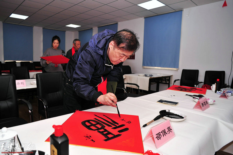 王峰在写福字。