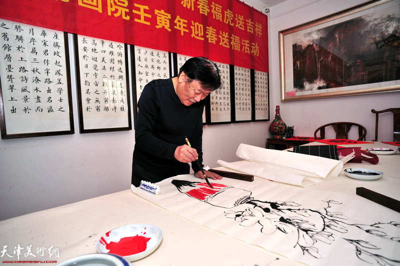 王峰在创作国画《玉兰报春》。