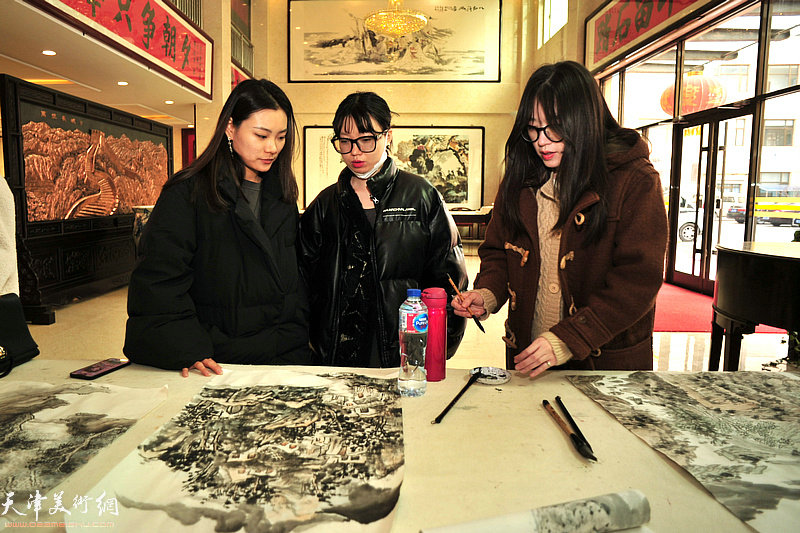 赵卓苑、赵禹璇、赵煜玥在活动现场创作。
