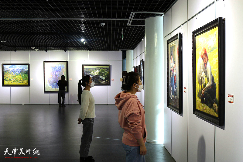 “描绘时代画卷 开创美好未来”中国画、油画精品展现场。