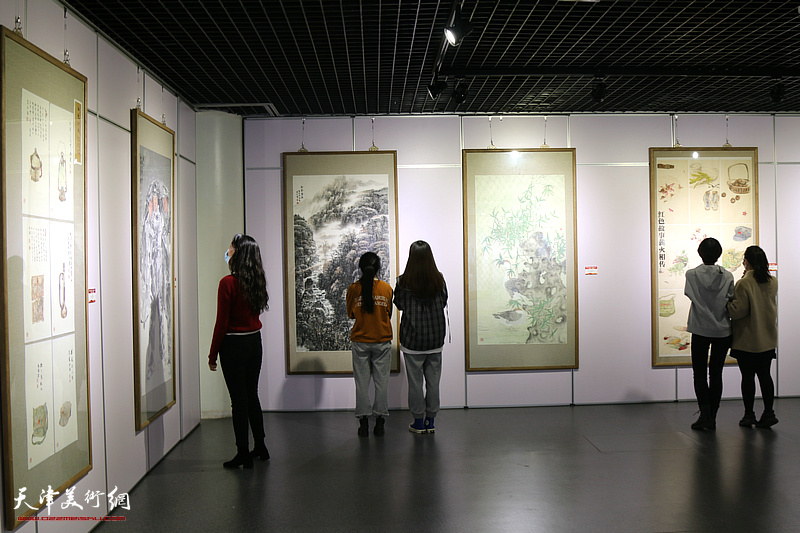 “描绘时代画卷 开创美好未来”中国画、油画精品展现场。