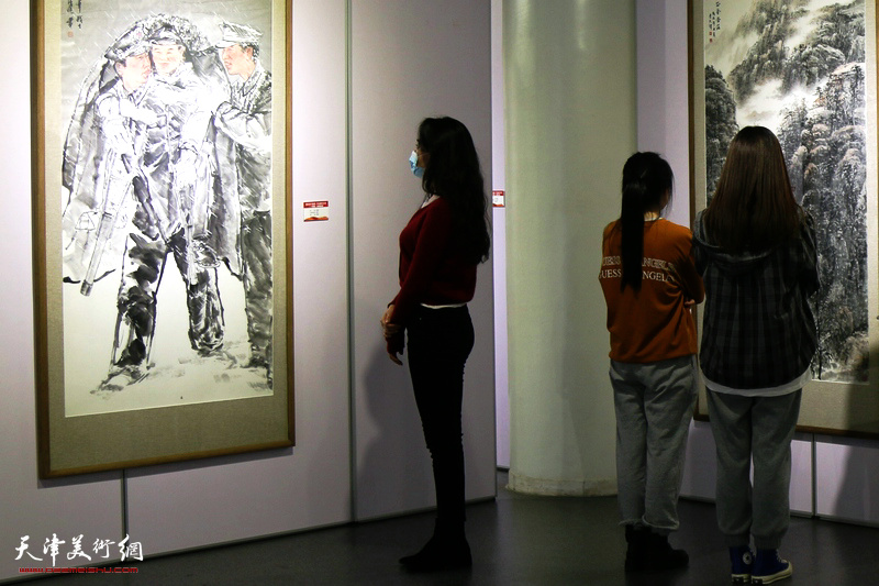 “描绘时代画卷 开创美好未来”中国画、油画精品展现场。