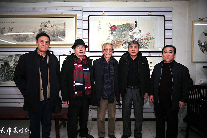 左起：张玉明、刘士忠、姚景卿、张运河、穆祥鸿在画展现场。